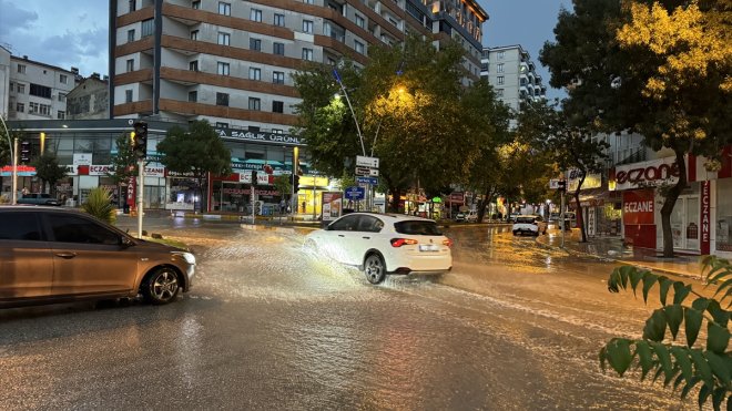 Elazığ'da sağanak hayatı olumsuz etkiledi