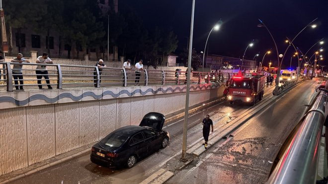 Elazığ'da sağanak sonrası alt geçitte mahsur kalan otomobildeki 4 kişi kurtarıldı