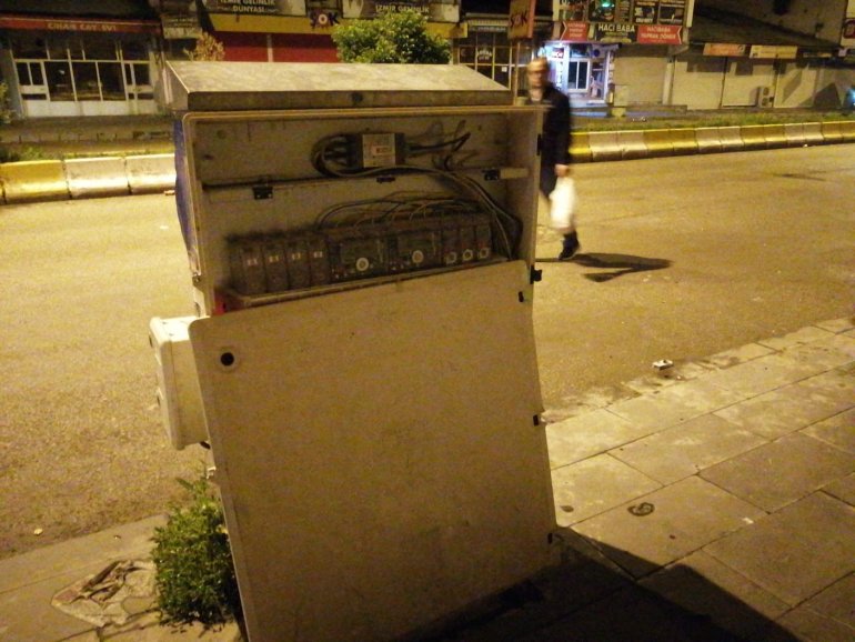 Elektrik panoları tehlike saçıyor3