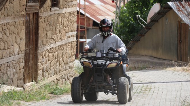 Erzincan'da 40 yıllık muhtar "Şükrü dede" köyün işlerine ATV'siyle yetişiyor