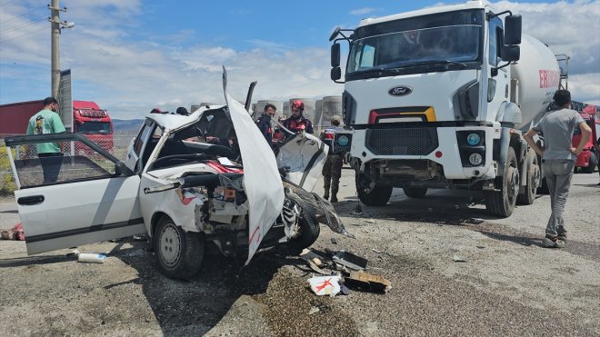 Erzincan'da beton mikseri ile çarpışan otomobildeki 3 kişi ağır yaralandı