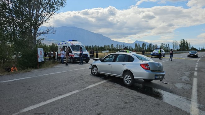 Erzincan'da ticari araç ile otomobilin çarpışması sonucu 1 kişi öldü, 1 kişi yaralandı