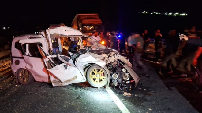 Erzincan'da hafif ticari araç traktörle çarpıştı: 3 ölü, 3 yaralı