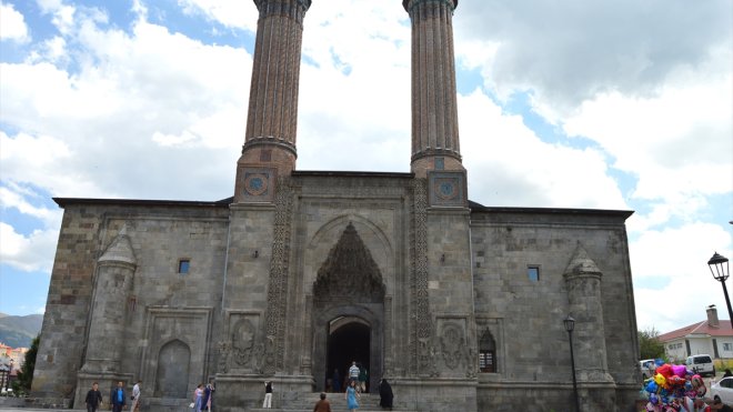 Çifte Minareli Medrese'de "Milletin Zaferi" temalı fotoğraf sergisi açıldı