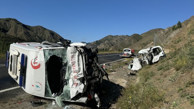 Erzurum'da ambulans ile hafif ticari aracın çarpışması sonucu 4 kişi öldü