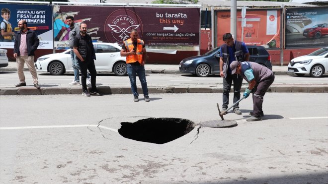 Erzurum'da şiddetli yağış sonrası yolda çökme meydana geldi