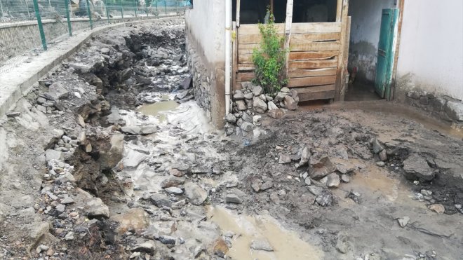 ERZURUM - Sağanak nedeniyle dereler taştı1