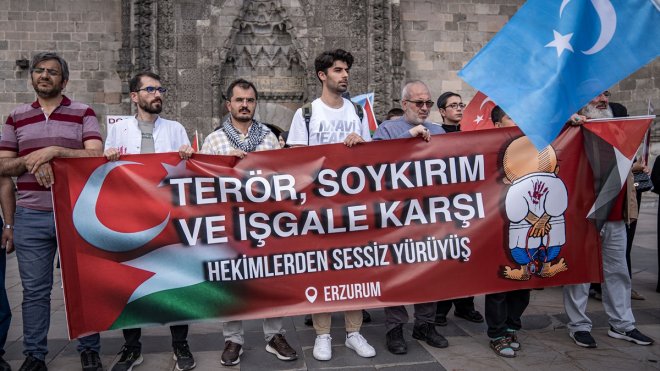 Erzurum'da sağlık çalışanları Gazze için "sessiz yürüyüş" yaptı