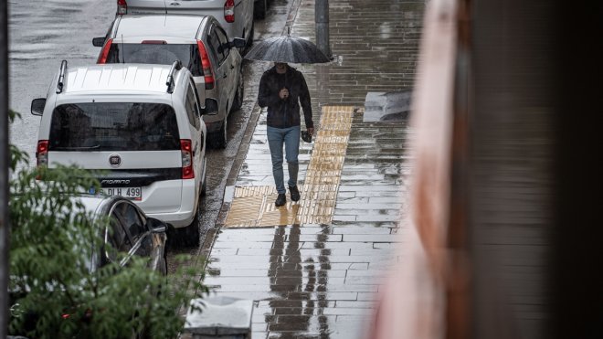 Sıcaklıkların düştüğü Erzurum'da sağanak etkili oluyor