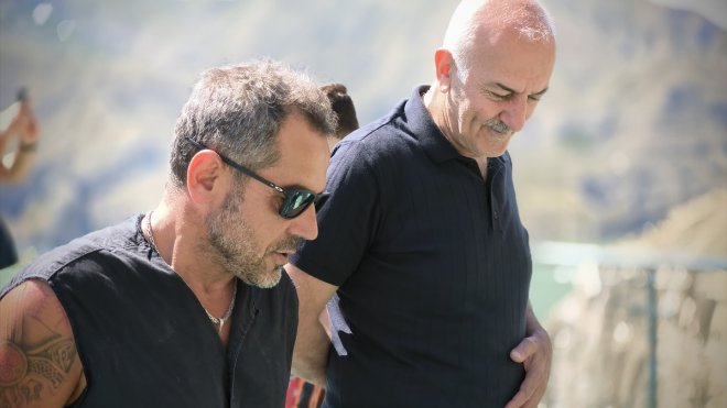 ERZURUM - Yarasa adam 143 metredeki cam terastan atlayıp Tortum Gölü