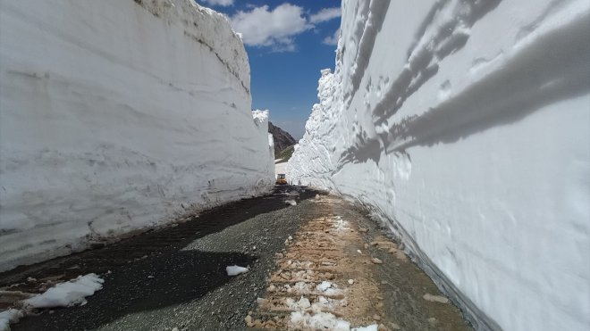 HAKKARİ - Kardan kapanan üs bölgesinin yolunda çalışmalar sürüyor1