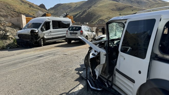 Hakkari'de minibüs ile hafif ticari aracın çarpışması sonucu 15 kişi yaralandı