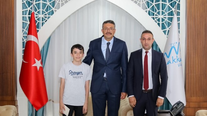 Hakkari Valisi Çelik, başarılı öğrencileri makamında kabul etti