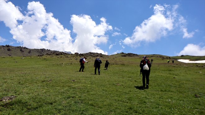 zirve tırmanış yapan - Dağı