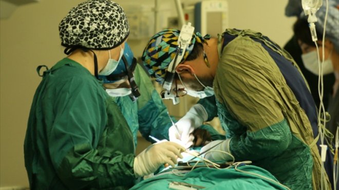 Kaburgasından alınan kıkırdakla eğri burnu düzeltilen genç, rahat nefes aldı