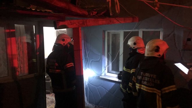 KARS - Ocakta unutulan yemek yangına sebep oldu1