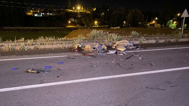 Kars'ta otomobilin çarptığı sürü sahibi öldü, 6 koyun telef oldu