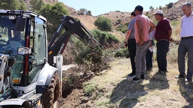 Keban'da köy yollarında bakım ve onarım çalışması