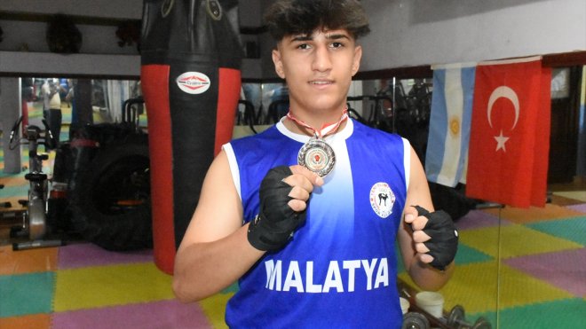 MALATYA - Tedavisine ara vererek katıldığı şampiyonadan bronz madalyayla döndü1