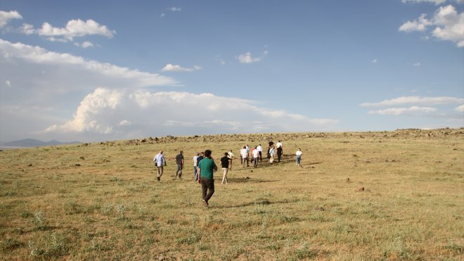 Akademisyenler, Malazgirt'te yapılacak kazı alanlarını gezdi