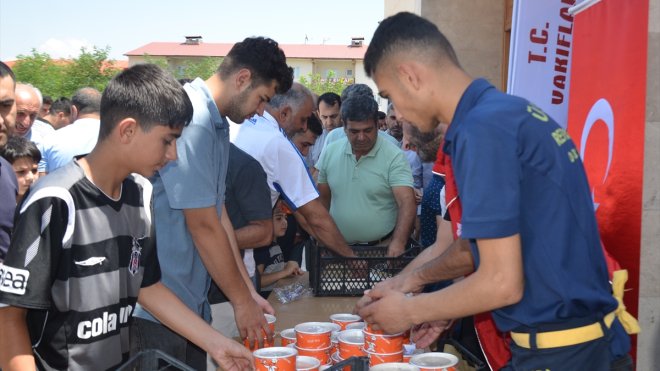 Bitlis ve Muş'ta 900 kişiye aşure ikram edildi