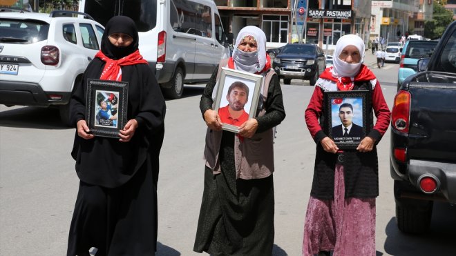 Muşlu aileler DEM Parti önündeki evlat nöbetini sürdürdü1