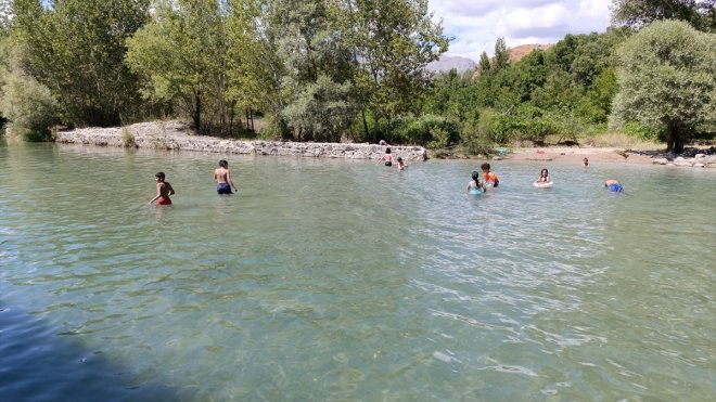 Tunceli'de sıcaktan bunalan vatandaşlar Tağar Çayı'nda yüzerek serinliyor