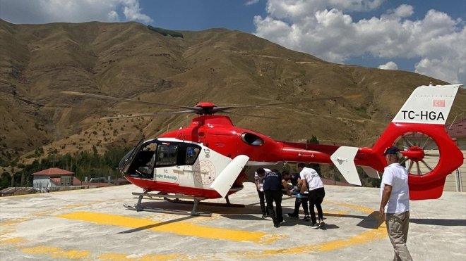 VAN - Ambulans helikopter yüksekten düşen çocuk için havalandı1