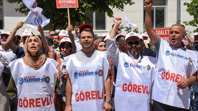 Van'da işten çıkarılan belediye çalışanlarının eylemi sürüyor