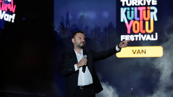 Şarkıcı Alişan Van'da konser verdi