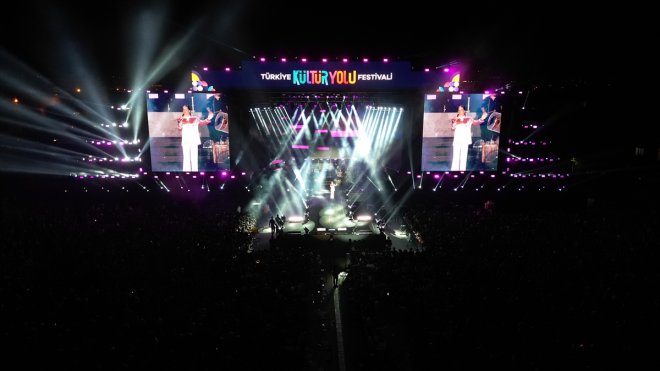 Şarkıcı Bengü Van Kültür Yolu Festivali'nde konser verdi