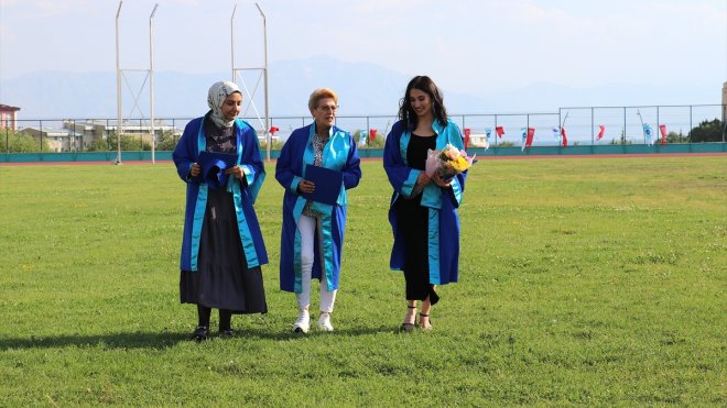 VAN - Üç çocuk, iki torun sahibi kadın üniversiteyi birincilikle bitirdi1