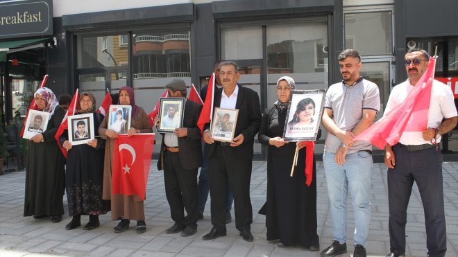 Vanlı aileler "evlat nöbeti"ni sürdürüyor