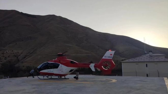 VAN - Yüksekten düşen 4 yaşındaki çocuk ambulans helikopterle hastaneye ulaştırıldı1