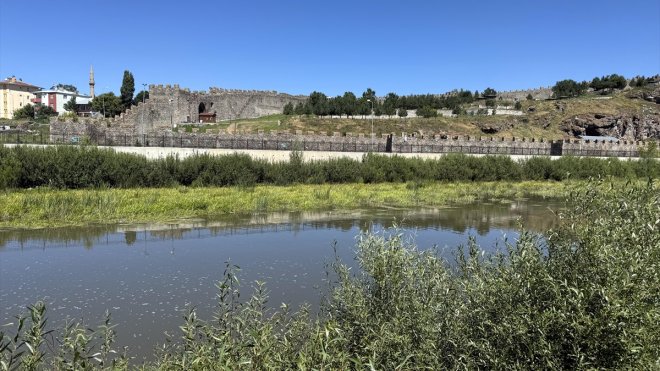 ARDAHAN - Sıcakların etkisiyle suyu azalan Ardahan