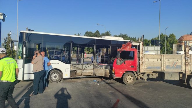Bingöl'de özel halk otobüsü ile kamyonun çarpıştığı kazada 5 kişi yaralandı