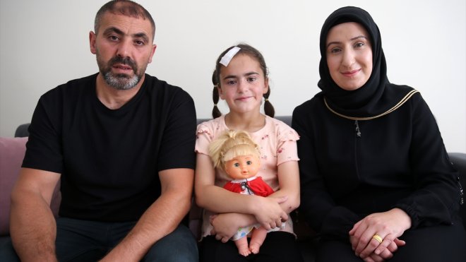 Cumhurbaşkanı Erdoğan'dan pankartla yardım isteyen minik Ada tedavi için İstanbul'a götürüldü