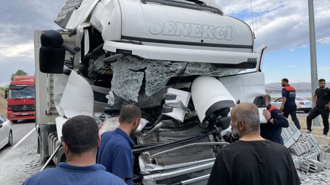 Bitlis'te iki tırın çarpıştığı kazada bir kişi yaralandı