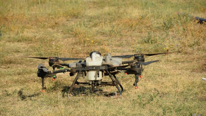 Bitlis'te çiftçiler tarlalarını ZİHA yardımıyla ilaçlıyor