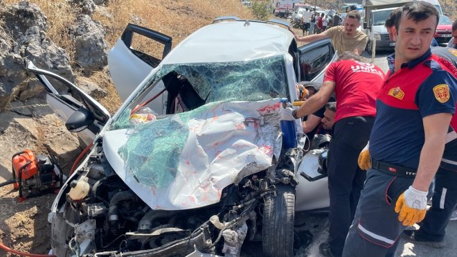 Bitlis'te tıra çarpan otomobildeki 4 kişi yaralandı