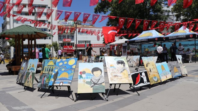 Baba ile kızı, İsrail'in Gazze'deki saldırılarını anlatan resimleriyle Elazığ'da sergi açtı