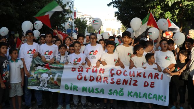 Elazığ'da çocuklar Gazze'de ölen akranlarına dikkati çekmek için yürüdü