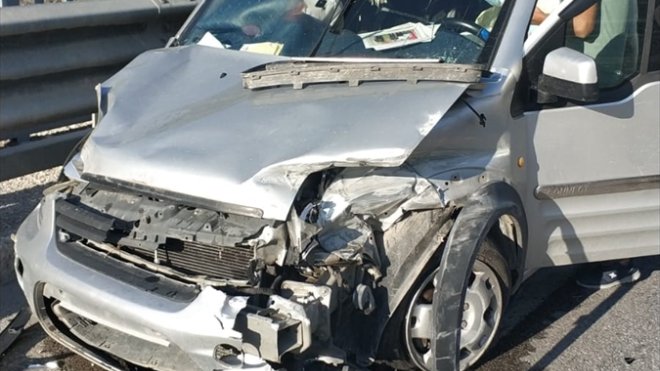 Erzincan'da bariyere çarpan hafif ticari araçtaki 7 kişi yaralandı