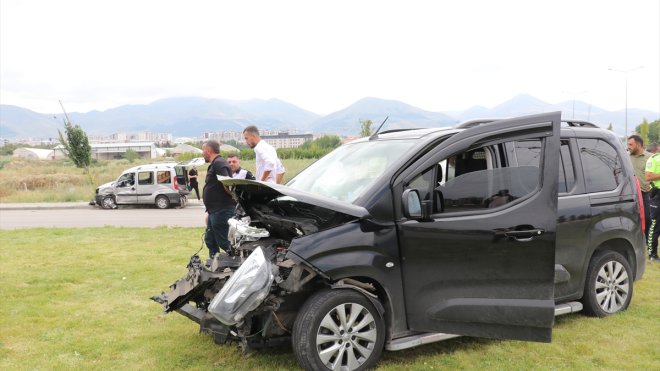 Erzurum'da iki hafif ticari araç çarpıştı, 9 kişi yaralandı