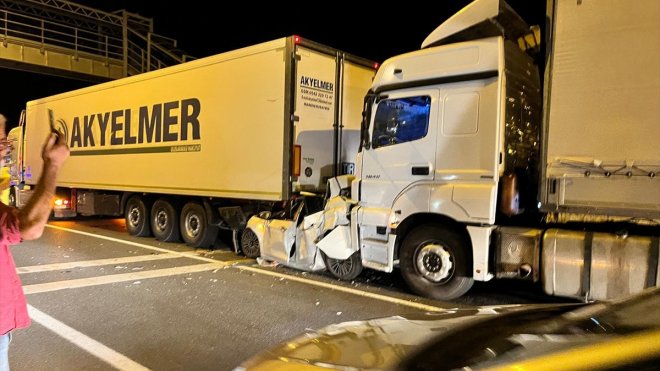 ERZURUM - İki tırın arasında sıkışan otomobildeki 2 kişi yaralandı1