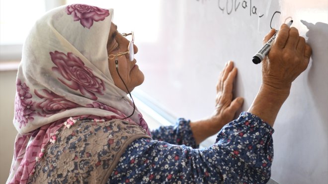 Gönüllü öğretmen sayesinde 71 yaşında okuma yazmayı öğrendi