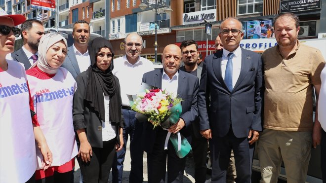 HAK-İŞ Genel Başkanı Arslan, Van'da işten çıkarılan belediye çalışanlarını ziyaret etti: