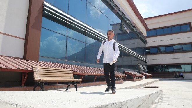 HAKKARİ - Bedensel engelli genç, öğrencilik yaptığı üniversitede memur oldu1