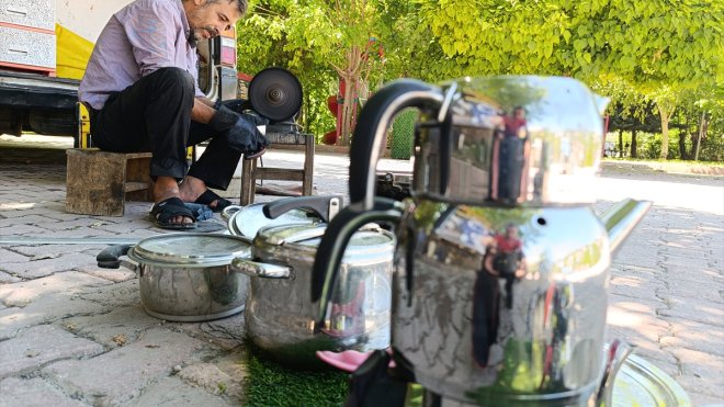 Kahramanmaraşlı kalaycı şehir şehir gezerek mesleğini yaşatıyor