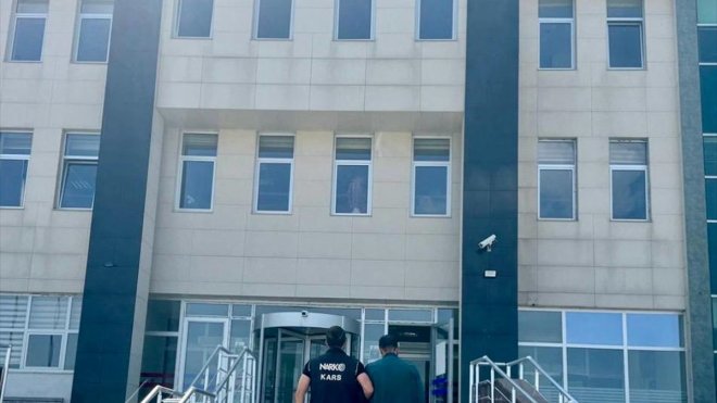 Kars'ta sokak satıcılarına yönelik uyuşturucu operasyonunda 1 zanlı tutuklandı